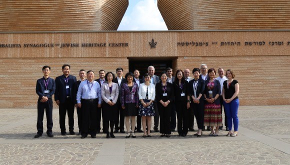 The Chinese delegation poses in front of TAU's Cymbalista Synagogue and Jewish Heritage Center